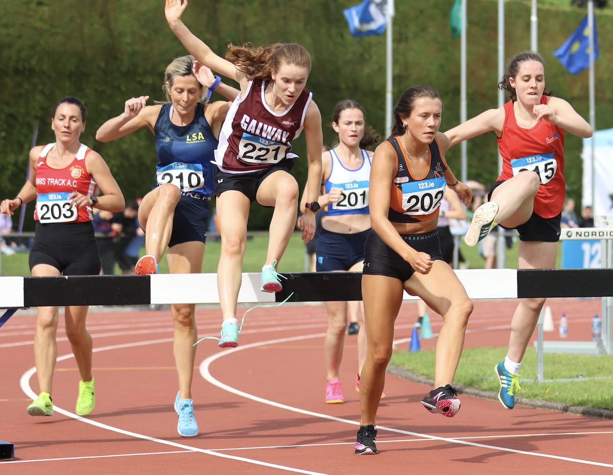 National League final – pile-up at first barrier in women’s steeplechase